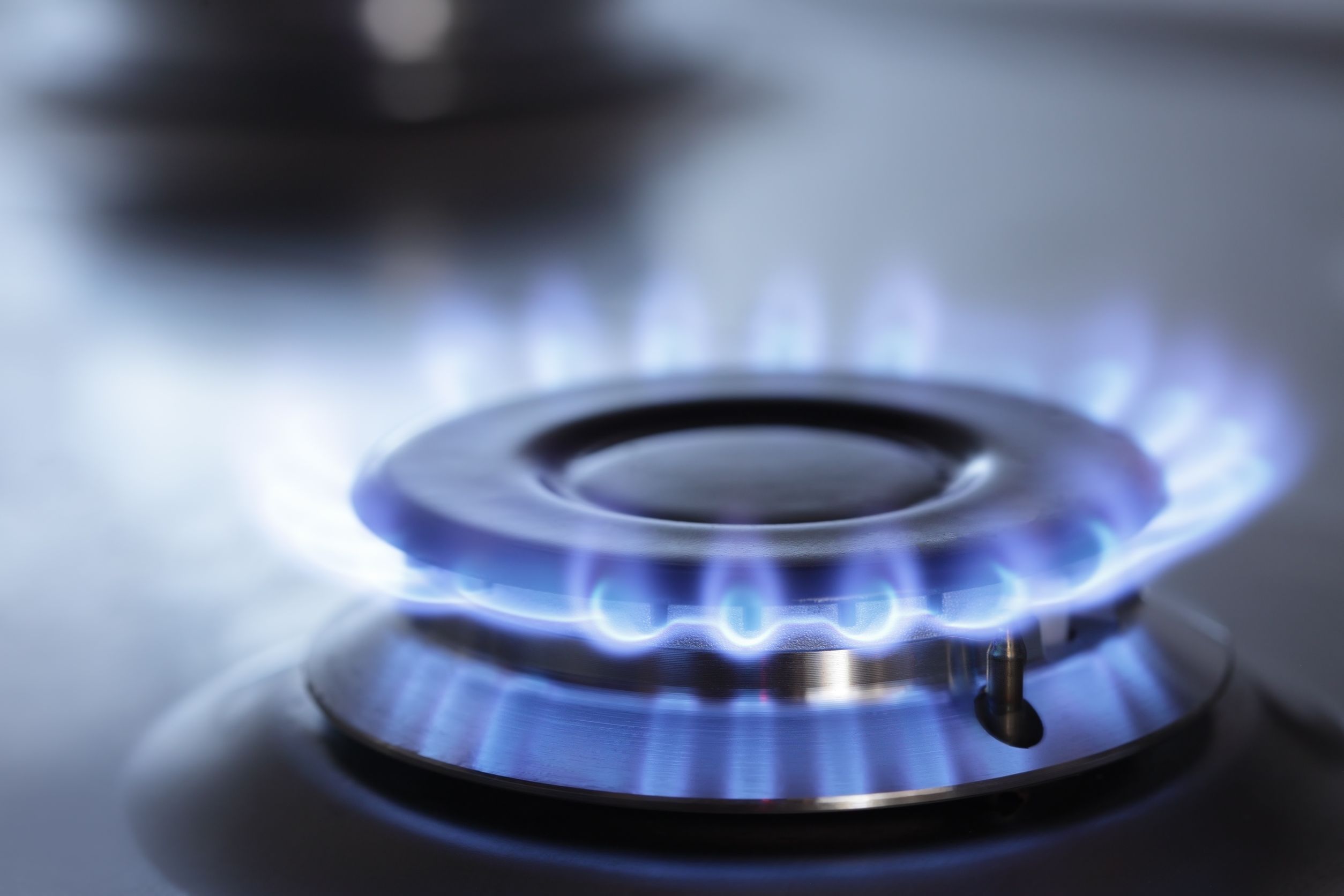 <p class="p2"> </p> <p class="p1">Quando si valutano le diverse <a href="https://www.sostariffe.it/gas/"><strong>offerte gas</strong></a> disponibili su portali come <strong>SOSTariffe.it</strong>, possono sorgere dei dubbi sulle modalità più efficaci per paragonarle e conoscere l’effettiva convenienza di ciascuna di esse. Una delle variabili più importanti – anche se certamente non l’unica – è il <strong>prezzo gas al metro cubo</strong>, cioè sulla cosiddetta <strong>materia prima gas</strong>: un valore che cambia in base alle indicazioni dell’Autorità, alla propria politica commerciale, all’andamento dell’economia e anche a seconda delle diverse stagioni dell’anno.</p> <p class="p1">Il prezzo del gas al metro cubo è anche il valore fondamentale da utilizzare per confrontare il consumo sul contatore con quello presentato nella <strong>bolletta</strong>, in modo da comprendere al volo se ci sono eventuali <strong>anomalie</strong> rispetto a quanto a noi addebitato dall’operatore. Ecco perché è importante sapere <strong>come effettuare il calcolo</strong>: vediamo qui di seguito che cosa si dee prendere in considerazione per arrivare a una definizione quanto più possibile fedele al valore reale.</p> <p class="p2"> </p> <h2 class="p1"><strong>Come calcolare il prezzo gas al metro cubo col mercato libero</strong></h2> <p class="p2"> </p> <p class="p1">La fatturazione del gas avviene attraverso un’unità di misura detta “standard metri cubi”, la cui abbreviazione è <strong>Smc</strong>. Gli <strong>Smc</strong> sono diversi dai metri cubi normali, visto che il volume del gas distribuito nelle case (e non solo) varia a seconda di <strong>diversi fattori ambientali</strong>, differenti da zona in zona, come la pressione e la temperatura media. Per questo i metri cubi fatturati in Italia vengono convertiti in standard metri cubi, in modo da eliminare le disparità tra Regione e Regione.</p> <p class="p1">Il prezzo del gas al metro cubo nel <strong>mercato libero</strong>, espresso in euro (o centesimi di euro) per Standard metro cubo, è però soltanto una delle voci che compongono la bolletta. Oltre alla <strong>spesa per il gas naturale</strong>, bisogna infatti anche tenere conto di:</p> <ul class="ul1"> <li class="li1"><strong>spesa per il trasporto e la gestione del contatore</strong>. Questa viene calcolata in base al costo del trasporto e della distribuzione del gas fino al domicilio dell’utente, partendo da un prezzo fisso standard che viene fissato periodicamente dall’ARERA, l’Autorità di regolazione energia reti e ambiente;</li> <li class="li1"><strong>spesa per gli oneri di sistema</strong>. Questa voce comprende diverse spese aggiuntive; tra queste ci sono anche quelle che servono per incentivare gli investimenti sulle diverse misure per il risparmio energetico, secondo un ammontare che viene stabilito ancora dall’ARERA;</li> <li class="li1"><strong>imposte</strong>. Le imposte sul gas comprendono l’IVA e le diverse accise regionali e compongono una delle voci più onerose in bolletta.</li> </ul> <p class="p1">Per conoscere il prezzo gas al metro cubo partendo dalla bolletta che si è ricevuta, quindi, il calcolo da fare è abbastanza semplice: bisogna prima di tutto prendere il <strong>conto totale della bolletta</strong> e sottrarre una a una le altre voci di spesa, fino ad arrivare alla spesa “pura” <strong>per il solo gas naturale</strong> (per legge, questa cifra deve essere chiaramente indicata come voce separata nella bolletta, nella prima o nella seconda pagina: basta controllare la sezione del dettaglio di spesa). Dopo aver recuperato anche il <strong>valore dei metri cubi di gas consumati</strong>, si divide la spesa per questo valore e si arriva alla definizione del prezzo gas al metro cubo.</p> <p class="p1">Utilizzando invece come valore di partenza i metri cubi non standard consumati, cioè quelli che sono indicati dal contatore e che non sono ancora stati convertiti in Smc, è necessario conoscere appunto il <strong>coefficiente di conversione</strong>: questo, come detto, cambia a seconda della zona e si può trovare sulla bolletta o in Rete. Ottenuto il consumo in Smc, basterà moltiplicarlo per il prezzo della materia prima per ottenere così la spesa per il gas naturale, da confrontare con quanto indicato in bolletta.</p> <p class="p2"> </p> <h2 class="p1"><strong>Come leggere la bolletta del gas in regime di tutela</strong></h2> <p class="p2"> </p> <p class="p1">Come si è appena visto, interpretare le voci in una bolletta del gas non è sempre semplice, ed è per questo che l’Autorità si è attivamente impegnata in diverse iniziative per imporre agli operatori <strong>un formato più chiaro e comprensibile</strong>. Ancora diversa è la situazione del <strong>regime di maggior tutela</strong>, quello basato sulle tariffe stabilite dall’Autorità e rivolte a clienti domestici e condomini con consumi annui non superiori a 200.000 Smc. Si è nel regime di maggior tutela se non si ha mai cambiato venditore dopo il 31 dicembre 2002, oppure se si è preferito scegliere, tra le varie proposte del venditore, quella con alle condizioni stabilite dall’ARERA. <span class="Apple-converted-space"> </span></p> <p class="p1">Vediamo ora più nel dettaglio quali sono le voci, oltre al prezzo gas al metro cubo, che contribuiscono al calcolo di quanto dovuto in regime di tutela e come interpretarle.</p> <ul class="ul1"> <li class="li1"><strong>Spesa per la materia gas naturale</strong>: questo valore, si è detto, deriva dalla moltiplicazione tra il prezzo gas al metro cubo e gli Smc. Questo prezzo, per chi è ancora in regime di tutela, è composto da una quota fissa (euro/anno) e da una quota energia (euro/Smc); il prezzo complessivo comprende, oltre alla componente materia prima gas, la copertura dei rischi commerciali (<strong>CCR</strong>), commercializzazione (<strong>QVD</strong>), gradualità (<strong>GRAD</strong>), rinegoziazione contratti (<strong>Cpr</strong>). Qui viene compreso anche l’eventuale sconto per la bolletta elettronica riservato ai clienti in tutela che ricevono la bolletta in formato elettronico e che hanno attivato una modalità di pagamento con addebito automatico.</li> <li class="li1"><strong>Spesa per il trasporto e la gestione del contatore</strong>: anche qui c’è una quota fissa e una quota energia, e qui vengono ricompresi gli importi fatturati per le diverse attività che consentono ai venditori di consegnare il gas naturale ai clienti finali. Questo prezzo include le componenti della tariffa di distribuzione e misura, nonché le componenti tariffarie trasporto (<strong>Qt</strong>), qualità commerciale (<strong>RS</strong>), perequazione (<strong>UG1</strong>) e l’eventuale componente “canoni comunali” che viene utilizzata a copertura dei maggiori oneri derivanti dall’incremento dei canoni di concessione di distribuzione.</li> <li class="li1"><strong>Spesa per gli oneri di sistema</strong>: qui sono ricompresi gli importi fatturati in relazione a corrispettivi destinati alla copertura di costi relativi ad attività di interesse generale per il sistema gas che vengono pagati da tutti i clienti finali del servizio gas, e cioè le componenti <strong>RE</strong> (risparmio energetico), <strong>UG2</strong> (compensazione dei costi di commercializzazione), <strong>UG3</strong> (recupero oneri di morosità per gli esercenti i servizi di ultima istanza), <strong>GS</strong> (bonus gas), pagata solo dai condomini con uso domestico.</li> <li class="li1"><strong>Ricalcoli</strong>: questa voce si trova soltanto nelle fatture dove vengono ricalcolati degli <strong>importi già pagati in bollette precedenti</strong>, a causa di una modifica dei consumi che può essere ad esempio dovuta a una ricostruzione dei consumi a causa di un malfunzionamento del contatore o un errore nel dato di lettura comunicato dal distributore, o, ancora, una modifica dei prezzi applicati, ad esempio legati a sentenze specifiche del tribunale amministrativo.</li> <li class="li1"><strong>Altre partite</strong>: si tratta di una voce presente esclusivamente nelle bollette dove sono addebitati o accreditati importi diversi da quelli inclusi nelle altre voci di spesa (ad esempio <strong>interessi di mora</strong>, addebito o restituzione del deposito cauzionale, indennizzi automatici, contributi di allacciamento e così via).</li> <li class="li1"><strong>Bonus sociale</strong>: è la voce che si trova nelle bollette dei clienti domestici in cui è riconosciuto il bonus sociale (o una sua quota parte), e comprende <strong>l’importo accreditato al cliente a titolo di bonus</strong>.</li> <li class="li1"><strong>Imposte</strong>: fanno parte delle imposte, nel regime di tutela, le voci relative all’imposta di consumo (accisa), l’addizionale regionale e l'imposta sul valore aggiunto (IVA). Più nel dettaglio, <strong>l’accisa</strong> si applica (con aliquote che aumentano con il superamento di determinate soglie di consumo annuo) alla quantità di gas consumato, così come <strong>l’addizionale regionale</strong> (che però è stabilita in modo autonomo da ciascuna regione nei limiti fissati dalla legge), entre <strong>l’IVA</strong> si applica sull’importo totale della bolletta e ammonta, al momento, al 10% per i primi 480 mc/anno consumati (sempre parlando di usi civili), e al 22% su tutti gli altri consumi e sulle quote fisse.</li> </ul> </body> </html>