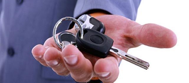 chiavi della macchina in mano