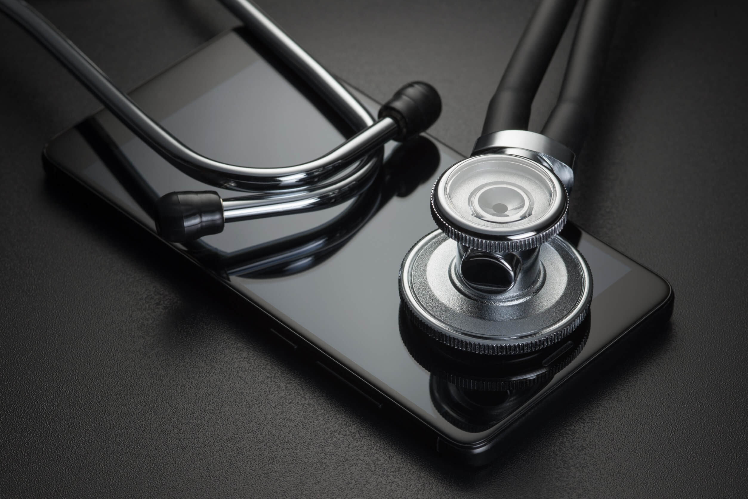 smartphone con stetoscopio appoggiato sopra