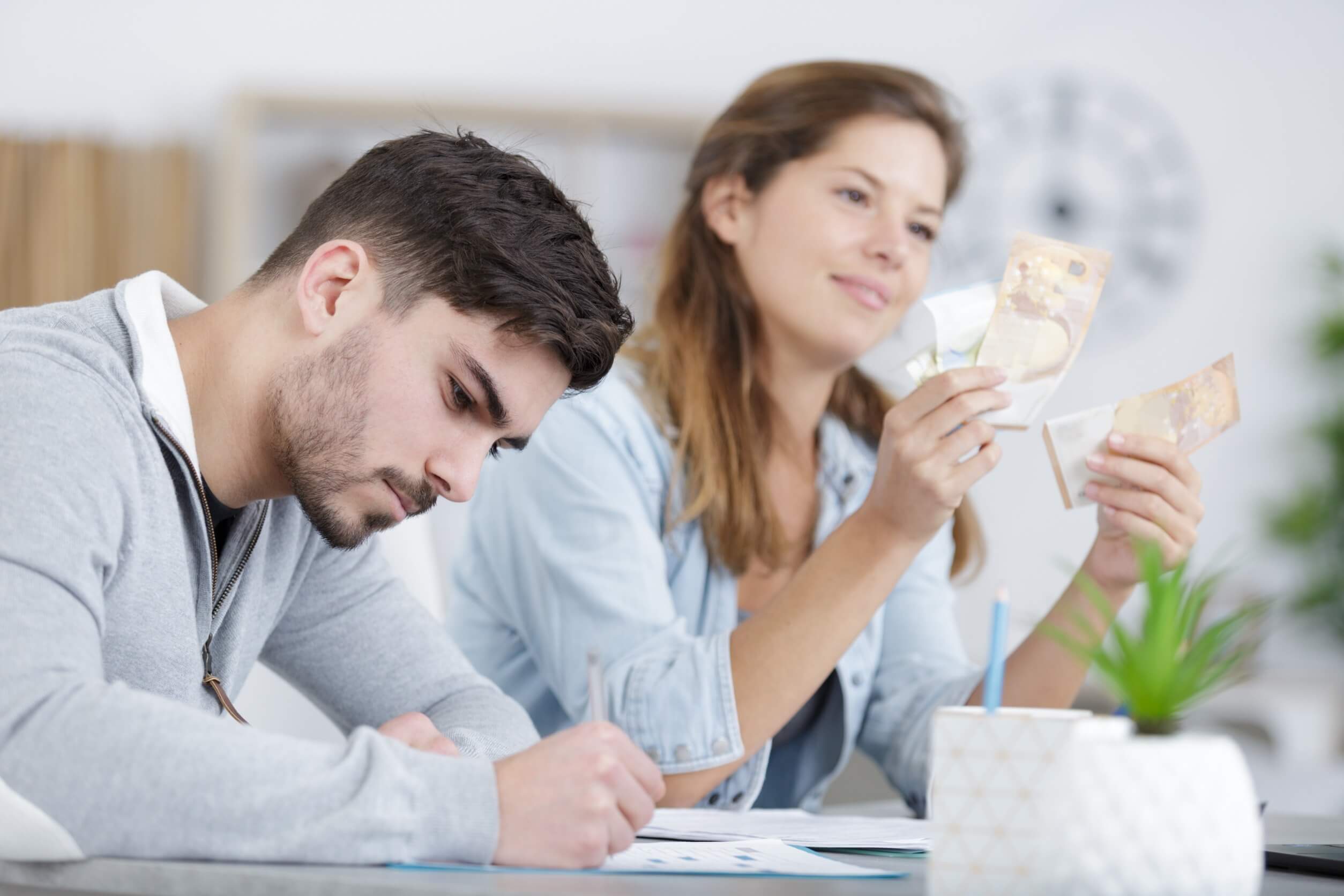 due giovani che risparmiano