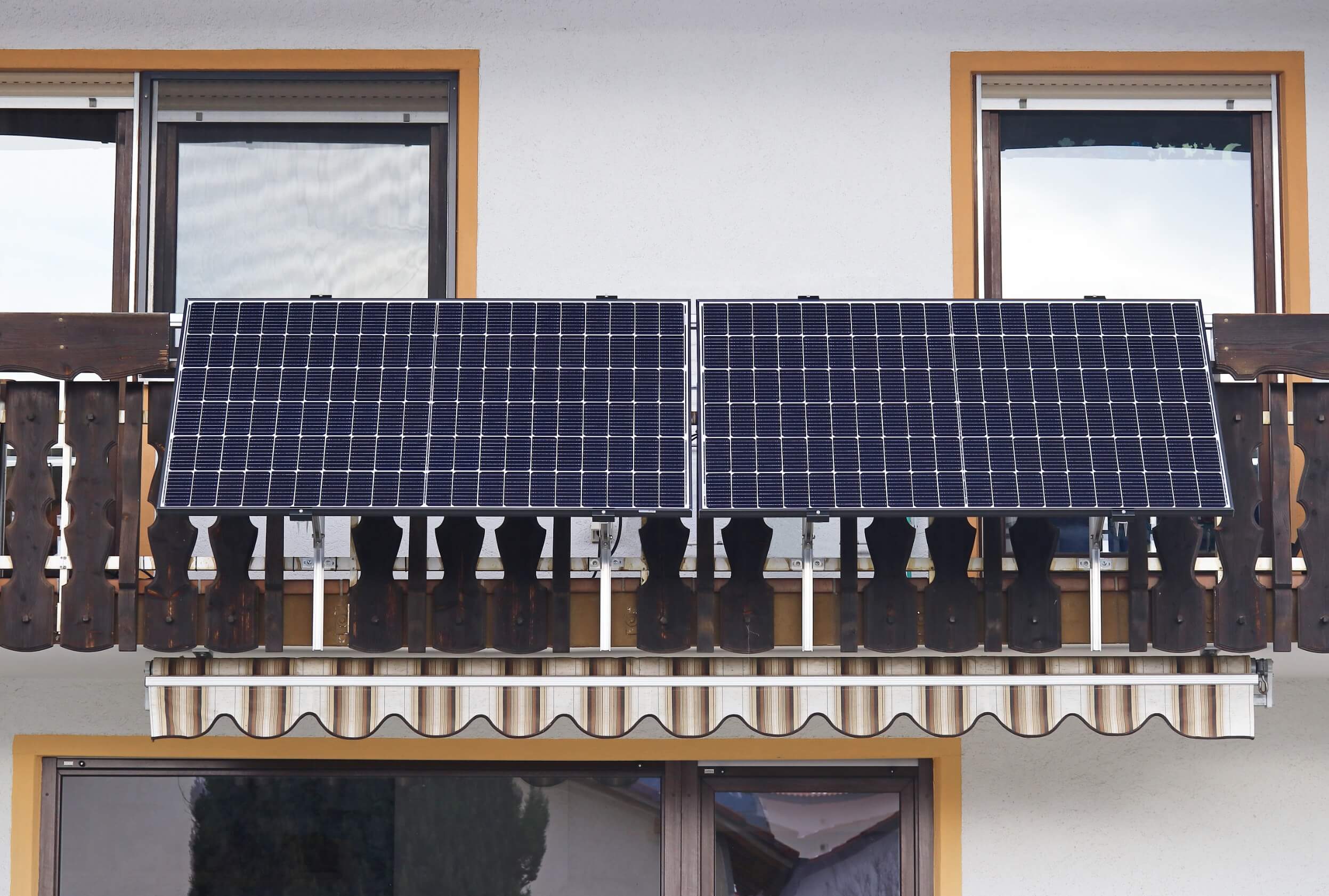 Pannelli solari da balcone: costi, vantaggi, permessi