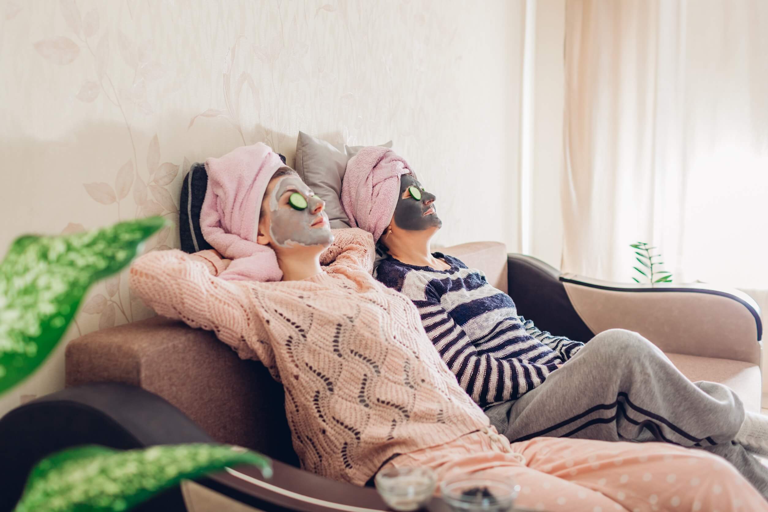 persone che si scaldano in casa con maschera di bellezza in faccia
