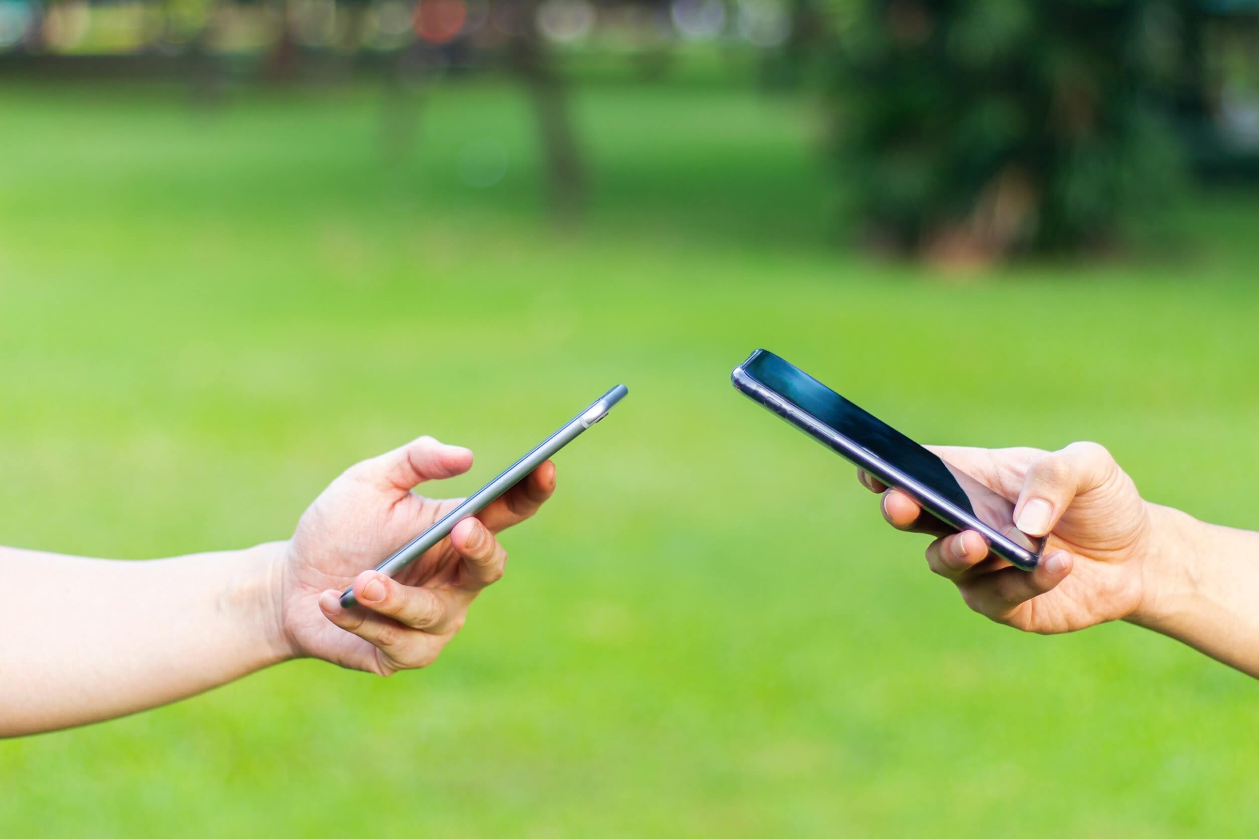 due mani con due smartphone